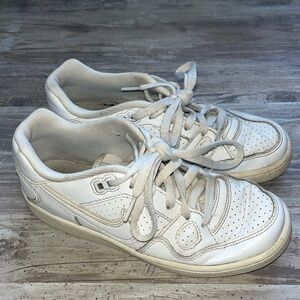 Nike Boys Son of Force Low (GS) Basketball Shoes Size 4.5 White
